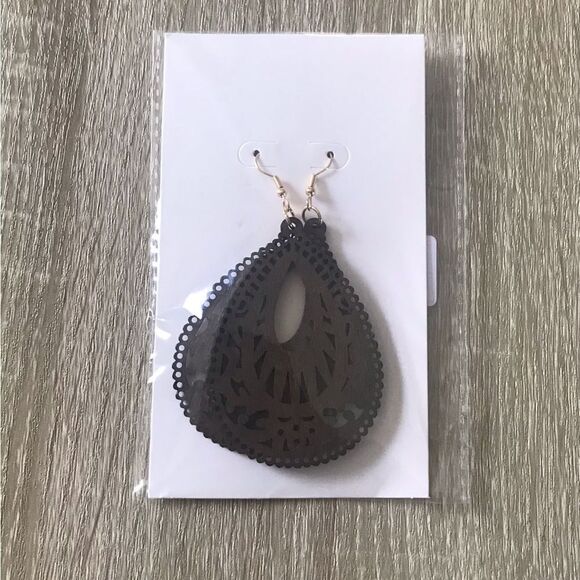 NEW … BOHEMIAN STYLE WOODEN HOLLOW PATTERN DROP EARRINGS - Picture 5 of 6